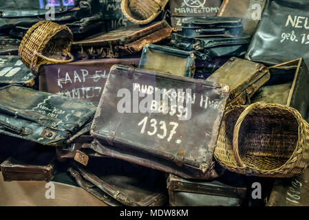 Oswiecim / Polonia - 02.15.2018: Mostra di prigionieri oggetti personali, valigie, borse, cesti con i nomi e le date su di esso in Auschwitz Conc Foto Stock