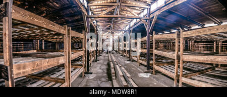 Oswiecim / Polonia - 02.15.2018: prigioniera di letti, letti a castello in barrack in Auschwitz Birkenau Museum. Foto Stock