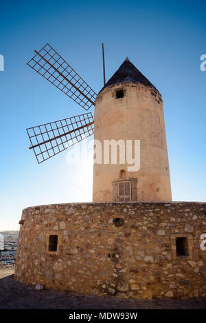 Maiorca / Spagna - il mulino a vento di leggendario con il blu del cielo in background. Foto Stock