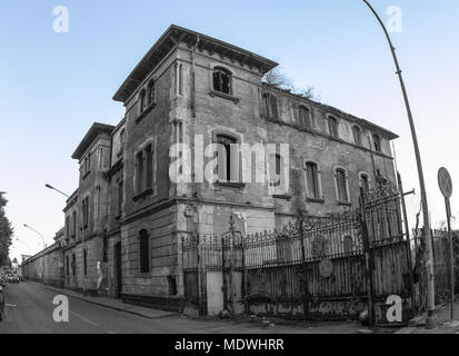 Abbandonato il vecchio mulino di cotone, una volta un bellissimo edificio in provincia di Milano. Foto Stock