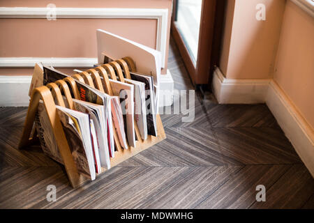 Stand con le riviste sul pavimento. Close-up Foto Stock