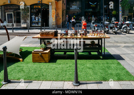 Milano, Italia - 17 Aprile 2018: Creme sul display della strada su una strada di moda a Milano Foto Stock