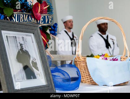 171207-N-BB261-0072 PEARL HARBOR (dec. n. 7, 2017) una cornice per una foto è presentato di Capo di Boatswain Mate Joseph George, che postumo è stato aggiudicato la stella Bronze con Valor durante una cerimonia a bordo della USS Arizona Memorial. La 76th commemorazione degli attacchi a Peal Harbor, co-ospitato dal governo degli STATI UNITI Militari, il Parco Nazionale di Servizio e lo stato delle Hawaii, purché i veterani, familiari dei membri e della Comunità la possibilità di onorare i sacrifici da parte di coloro che erano presenti 7 dicembre, 1941, così come in tutto il Teatro pacifico. Dal momento che gli attacchi, gli Stati Uniti e il Giappone hanno sopportare Foto Stock