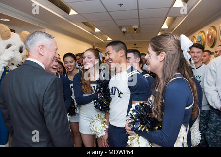 Il Segretario della Difesa James Mattis parla ai membri dell'U.S. Accademia navale pep rally al Pentagono a Washington, 7 dicembre, 2017. (DoD foto di esercito Sgt. Ambra I. Smith) Foto Stock