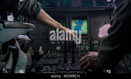 Il 36th Airlift Squadron è un'unità della United States Air Force con sede presso la Yokota Air base, in Giappone, che gestisce il C-130J Super Hercules. La stampa fotografica storica registra un volo di addestramento durante l'operazione Christmas Drop 2017 vicino a Rota l'8 dicembre 2017, a sostegno delle missioni di airdrop nelle comunità dell'isola del Pacifico. Foto Stock