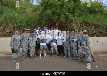 Avieri da Puerto Rico's Air National Guard 156Airlift Wing collaborazione con l'organizzazione non-profit Foundation per Puerto Rico per contribuire a distribuire acqua e cibo per le persone all'interno dell'Orocovis comune, che si trova nella Catena Montuosa Centrale in Puerto Rico il Venerdì, 8 dicembre 2017. Foto Stock