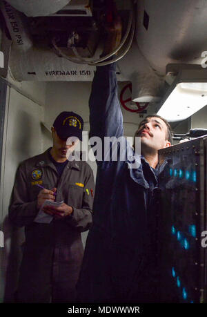171206-N-IR859-033 OCEANO ATLANTICO (dec. n. 6, 2017) Danni Controlman 3rd Class Brandon Silvia e il tenente Justin Parker, un ispettore dalla scheda di ispezione e di indagine (INSURV), ispezionare le valvole firemain a bordo della USS Cole (DDG 67). Cole è in corso INSURV conduttore, che è un controllo periodico per assicurarsi che la nave soddisfi gli standard della Marina. (U.S. Foto della marina da capo la comunicazione di massa specialista Jen Blake/rilasciato) Foto Stock