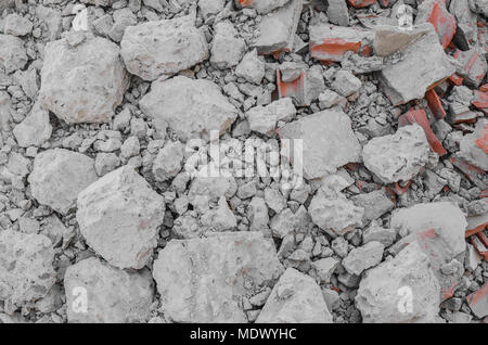 I detriti di un muro demolito, demolizione di posta indesiderata, rotture di cemento e i pezzi di mattoni in muratura. Foto Stock