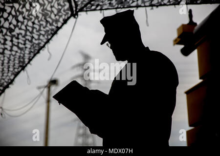 Un servizio di ristorazione valutatore inscrive note durante la magg. Gen. William Pendleton Thompson Hill Award Concorso a Camp Foster, Okinawa, in Giappone, 8 dicembre 2017. Marines con Marine Wing Support Squadron 172, hanno gareggiato per guadagnare il titolo di "Miglior Campo Mess' per la regione Asia Pacifico. Fondata nel 1985, la collina W.P.T award è stato creato per premiare la qualità elevata del servizio alimentare identificando le migliori sale mensa e pasticci di campo in tutta la Marine Corps e incoraggiare un impegno per l'eccellenza attraverso la concorrenza. MWSS-172 è attaccato alle Marine Aircraft Group 36, primo velivolo marino ala. (U.S. M Foto Stock