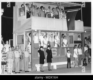 Il personale di base e la famiglia Sorensen onore Capt. M. A. Sorensen durante la rinomina del Nebo campo atletico in suo nome nel settembre 1953. Foto Stock
