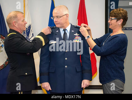 Esercito il Mag. Gen. Timothy P. Williams, Aiutante Generale della Virginia e Jennifer Kjelvik, moglie di Air Force Brig. Gen. Marshall L. Kjelvik, pin Kjelvik la prima stella 7 dicembre, 2017, a forza congiunta Headquarters-Virginia in Sandston, Virginia. (U.S. Air National Guard foto di Senior Airman Kellyann Novak) Foto Stock