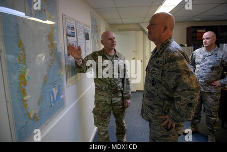 Gen. "Jay" Raymond, Air Force Space Command commander, è informato dal Lt. Col Jans Alsing, Danese Liaison Officer, sulle diverse missioni e le posizioni delle forze danesi in tutta la Groenlandia dic. 11, 2017 a Thule Air Base, la Groenlandia. Raymond ha visitato Thule Air Base, Groenlandia Dec. 10-12, 2017 con comando AFSPC chief, Chief Master Sgt. Brendan Criswell, Col. Jennifer Grant, cinquantesimo Space Wing Commander e Col. Devin Pepe, XXI Operations Group. (U.S. Air Force foto di Tech. Sgt. David Salanitri) Foto Stock