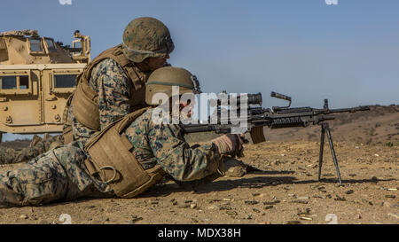 Un Marine con Combat Service Support Company, ho Marine forza expeditionary Gruppo di informazioni, incendi un M249 arma automatica della squadra sotto la supervisione di un istruttore durante un esercizio sul campo condotta presso il Camp Pendleton, California, 7 dicembre, 2017. Il campo esercizio serviva come pre-formazione di implementazione progettata per affilare set qualifiche operative comprese convogli veicolo; chimica, biologica, radiologica, nucleare tattica difensiva; e il corretto impiego di personale-servito armi. (U.S. Marine Corps photo by Lance Cpl. Ruth Wheeley) Foto Stock