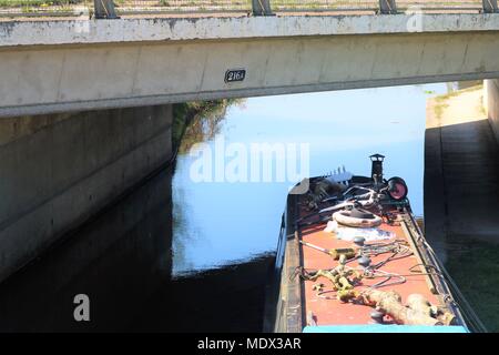 Canal Boat / chiatta ormeggiata sotto un ponte Foto Stock