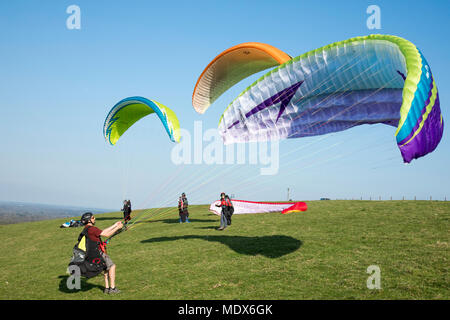 In attesa di volare, membri di Thames Valley deltaplano Club su Combe patibolo vicino a Hungerford in attesa per le condizioni perfette per il lancio di credito: James Wadham ha / Alamy Live News Foto Stock