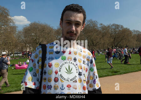 Hyde Park, Londra UK 20 Aprile, 2018. Centinaia di pentola fumatori girare fuori per l annuale Giornata 420 Rally in Hyde Park, Londra a parte e il fumo di cannabis sotto l'occhio vigile della polizia locale. Il termine "420" è diventato universalmente noto come la parola di codice per il fumo pot, attribuita a un gruppo di ragazzi a San Rafael, California Chi coniò la frase nel 1971 come slang per toking fino alle 4:20pm, ora è diventato un fenomeno di portata mondiale. Credito: Steve Parkins/Alamy Live News Foto Stock