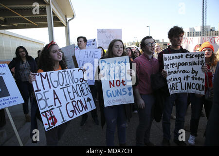 Royal Oak, Michigan, Stati Uniti d'America. Xx Apr, 2018. Manifestanti holding cartelloni durante la dimostrazione.Gli studenti del Royal Oak School District & dintorni distretti scolastici partecipare alla Scuola Nazionale Walkout per protestare per la pistola più rigide leggi durante un rally in Royal Oak. Credito: Chirag Wakaskar SOPA/images/ZUMA filo/Alamy Live News Foto Stock