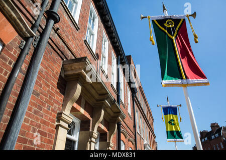 Windsor, Regno Unito. Xx Aprile, 2018. La bandiera di Vanuatu vola in Windsor durante i capi di governo del Commonwealth riuniti. Vanuata era originariamente a hanno ospitato la riunione ma è stato commutato per il Regno Unito dopo l'isola ha subito danni alle infrastrutture durante il ciclone Pam. Credito: Mark Kerrison/Alamy Live News Foto Stock