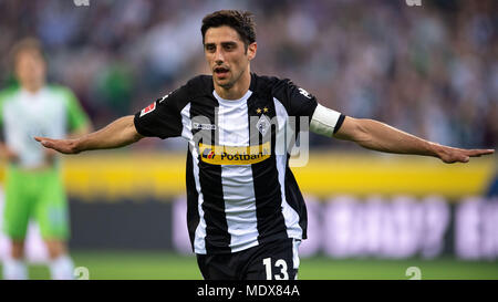 Il 20 aprile 2018, Germania, Mönchengladbach: Calcio, Bundesliga Tedesca, Borussia Mönchengladbach vs VfL Wolfsburg al Borussia-Park: Gladbach il marcatore Lars Stindl celebra il suo obiettivo. Foto: Marius Becker/dpa - AVVISO IMPORTANTE: a causa della Lega calcio tedesca·s (DFL) accrediti regolamenti, la pubblicazione e la ridistribuzione online e nei contenuti multimediali in linea è limitata durante la partita a quindici immagini per partita Foto Stock