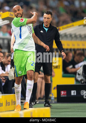 Il 20 aprile 2018, Germania, Mönchengladbach: Calcio, Bundesliga Tedesca, Borussia Mönchengladbach vs VfL Wolfsburg al Borussia-Park: Wolfburg John Anthony Brooks (l) lascia il campo. Foto: Marius Becker/dpa - AVVISO IMPORTANTE: a causa della Lega calcio tedesca·s (DFL) accrediti regolamenti, la pubblicazione e la ridistribuzione online e nei contenuti multimediali in linea è limitata durante la partita a quindici immagini per partita Foto Stock