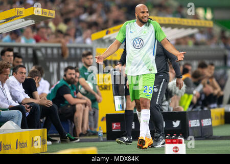 Il 20 aprile 2018, Germania, Mönchengladbach: Calcio, Bundesliga Tedesca, Borussia Mönchengladbach vs VfL Wolfsburg al Borussia-Park: Wolfburg John Anthony Brooks (m) lascia il campo. Foto: Marius Becker/dpa - AVVISO IMPORTANTE: a causa della Lega calcio tedesca·s (DFL) accrediti regolamenti, la pubblicazione e la ridistribuzione online e nei contenuti multimediali in linea è limitata durante la partita a quindici immagini per partita Foto Stock