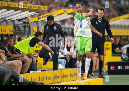 Il 20 aprile 2018, Germania, Mönchengladbach: Calcio, Bundesliga Tedesca, Borussia Mönchengladbach vs VfL Wolfsburg al Borussia-Park: Wolfburg John Anthony Brooks (m) lascia il campo. Foto: Marius Becker/dpa - AVVISO IMPORTANTE: a causa della Lega calcio tedesca·s (DFL) accrediti regolamenti, la pubblicazione e la ridistribuzione online e nei contenuti multimediali in linea è limitata durante la partita a quindici immagini per partita Foto Stock