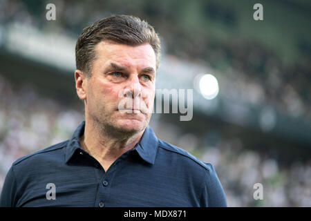 Il 20 aprile 2018, Germania, Mönchengladbach: Calcio, Bundesliga Tedesca, Borussia Mönchengladbach vs VfL Wolfsburg al Borussia-Park: Gladbach allenatore Dieter Hecking orologi il gioco. Foto: Marius Becker/dpa - AVVISO IMPORTANTE: a causa della Lega calcio tedesca·s (DFL) accrediti regolamenti, la pubblicazione e la ridistribuzione online e nei contenuti multimediali in linea è limitata durante la partita a quindici immagini per partita Foto Stock