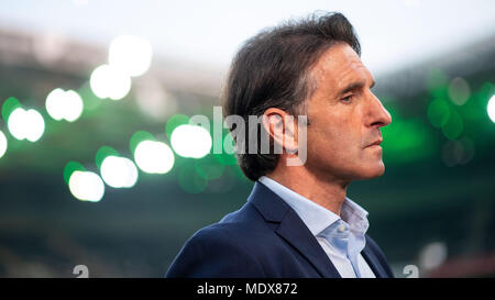 Il 20 aprile 2018, Germania, Mönchengladbach: Calcio, Bundesliga Tedesca, Borussia Mönchengladbach vs VfL Wolfsburg al Borussia-Park: Wolfsburg allenatore Bruno Labbadia orologi il gioco. Foto: Marius Becker/dpa - AVVISO IMPORTANTE: a causa della Lega calcio tedesca·s (DFL) accrediti regolamenti, la pubblicazione e la ridistribuzione online e nei contenuti multimediali in linea è limitata durante la partita a quindici immagini per partita Foto Stock