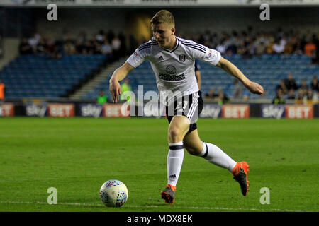 Londra, Regno Unito. Xx Aprile 2018. Matt Targett di Fulham in azione. EFL Skybet partita in campionato, Millwall v Fulham al Den Stadium di Londra venerdì 20 aprile 2018. Questa immagine può essere utilizzata solo per scopi editoriali. Solo uso editoriale, è richiesta una licenza per uso commerciale. Nessun uso in scommesse, giochi o un singolo giocatore/club/league publicationspic da Steffan BowenAndrew Orchard fotografia sportiva/Alamy Live news Credito: Andrew Orchard fotografia sportiva/Alamy Live News Foto Stock