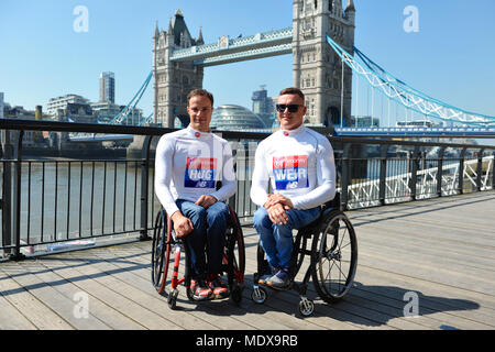 Marcel Hug (SUI) e David Weir (GBR) in corrispondenza di una Vergine denaro maratona di Londra pre-gara photocall di elite atleti disabili, Tower Hotel, Londra, Regno Unito. Abbraccio è il maggior successo della sedia a rotelle maschio atleta maratona dei tempi moderni. Egli è il regnante e Paralimpici World Marathon Majors champion e due volte la maratona di Londra vincitore. Weir è diventato il maggior successo atleta elite nella storia della Maratona di Londra quando ha ribattuto il suo settimo uomini carrozzella titolo lo scorso anno, la maratona che si terrà domenica 22 aprile è parte del mondo marathon Major e anche il mondo Para atletica Foto Stock