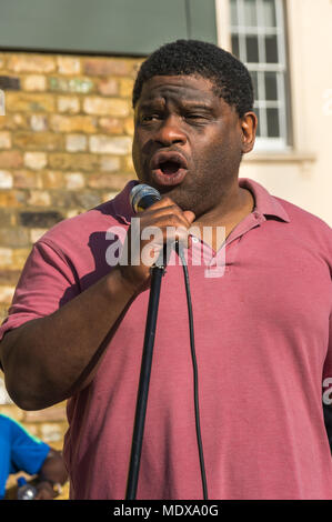 Londra, Regno Unito. Xx Aprile 2018. Custode giornalista Gary Younge parla al rally in Windrush Square, Brixton che mostra il rispetto e il sostegno per i migranti a lungo si stabilirono qui che hanno detto che non possono rimanere in Gran Bretagna perché non possono dimostrare che hanno il diritto di rimanere. L'immigrazione è solo una parte del sistema giudiziario britannico in cui coloro che sono sotto inchiesta sono tenuti a dimostrare le loro storie sono veri piuttosto che le autorità di dover dimostrare la loro falsi. Alcuni sono già stati costretti al di fuori del paese, altri negato il permesso di tornare dopo di andare all'estero per visitare le famiglie e amico Foto Stock