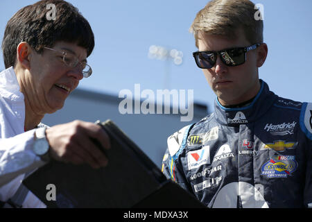 Richmond, Virginia, Stati Uniti d'America. Xx Apr, 2018. Aprile 20, 2018 - Richmond, Virginia, Stati Uniti d'America: William Byron (24) è pronta per la pratica per i proprietari di Toyota 400 a Richmond Raceway in Richmond, Virginia. Credito: Stephen A. Arce/ASP/ZUMA filo/Alamy Live News Foto Stock