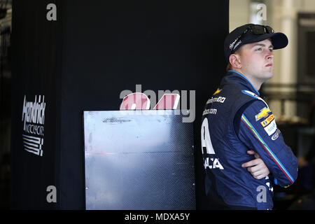 Richmond, Virginia, Stati Uniti d'America. Xx Apr, 2018. Aprile 20, 2018 - Richmond, Virginia, Stati Uniti d'America: William Byron (24) è pronta per la pratica per i proprietari di Toyota 400 a Richmond Raceway in Richmond, Virginia. Credito: Stephen A. Arce/ASP/ZUMA filo/Alamy Live News Foto Stock