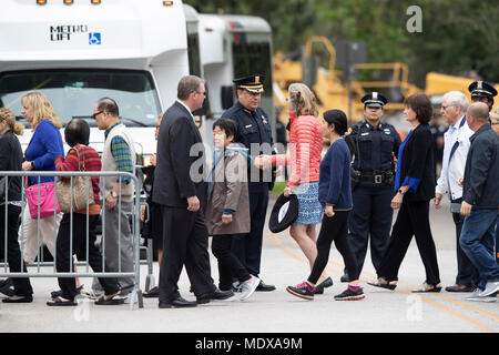 Aiuto della polizia con controllo della folla come persone in lutto arriva a pagare gli aspetti al fine ex First Lady Barbara Bush in S. Martin's Chiesa Episcopale in Houston Foto Stock