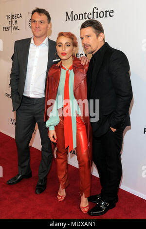 NEW YORK, NY - 19 aprile: regista Robert Budreau, attore Noomi rapace e attore Ethan Hawke assistere ad uno screening di 'Stockholm' durante il 2018 Tribeca Film Festival al teatro SVA on April 19, 2018 in New York City. Credito: Ron Adar/Alamy Live News Foto Stock