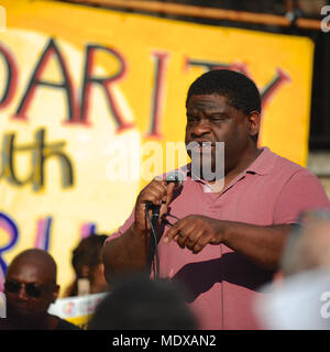 Londra, Regno Unito. Xx Aprile, 2018. Gary Younge (giornalista britannico, autore e emittente) parlando a una generazione Windrush dimostrazione di solidarietà, Londra, Regno Unito. La dimostrazione è stata chiamata in risposta alla Home Office di incompetenza e burocratica brutalità verso il Windrush generazione. La generazione di Windrush si riferisce ai lavoratori dalla Giamaica e Trinidad e Tobago e altre isole che sono arrivati a Londra tra il 1948 e il 1971 come una risposta al post-guerra di carenza di manodopera nel Regno Unito. Credito: Michael Preston/Alamy Live News Foto Stock