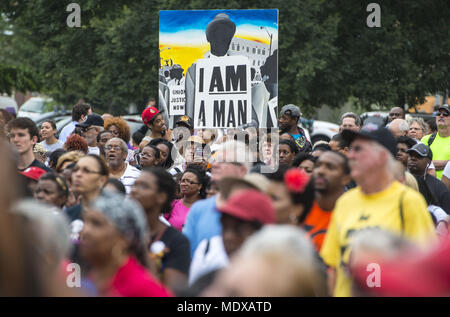 Washingon, Distretto di Columbia, Stati Uniti d'America. 28 Agosto, 2013. Demonstators a piedi verso il Lincoln Memorial durante il cinquantesimo anniversario del dottor Martin Luther King Jr. "Ho un sogno" il discorso e la marzo su Washington per i posti di lavoro e di libertà il 28 agosto 2013. Credito: credito: /ZUMA filo/Alamy Live News Foto Stock