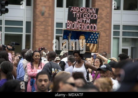 Washingon, Distretto di Columbia, Stati Uniti d'America. 28 Agosto, 2013. Demonstators a piedi verso il Lincoln Memorial durante il cinquantesimo anniversario del dottor Martin Luther King Jr. "Ho un sogno" il discorso e la marzo su Washington per i posti di lavoro e di libertà il 28 agosto 2013. Credito: credito: /ZUMA filo/Alamy Live News Foto Stock