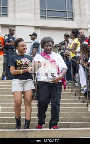 Washingon, Distretto di Columbia, Stati Uniti d'America. 28 Agosto, 2013. Demonstators a piedi verso il Lincoln Memorial durante il cinquantesimo anniversario del dottor Martin Luther King Jr. "Ho un sogno" il discorso e la marzo su Washington per i posti di lavoro e di libertà il 28 agosto 2013. Credito: credito: /ZUMA filo/Alamy Live News Foto Stock