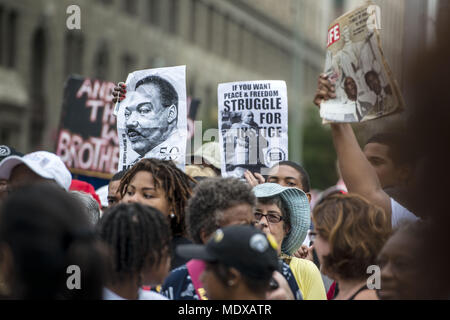 Washingon, Distretto di Columbia, Stati Uniti d'America. 28 Agosto, 2013. Demonstators a piedi verso il Lincoln Memorial durante il cinquantesimo anniversario del dottor Martin Luther King Jr. "Ho un sogno" il discorso e la marzo su Washington per i posti di lavoro e di libertà il 28 agosto 2013. Credito: credito: /ZUMA filo/Alamy Live News Foto Stock