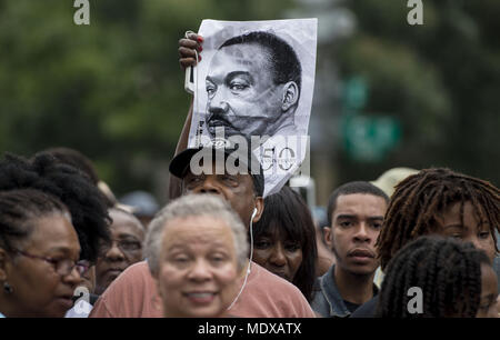 Washingon, Distretto di Columbia, Stati Uniti d'America. 28 Agosto, 2013. Demonstators a piedi verso il Lincoln Memorial durante il cinquantesimo anniversario del dottor Martin Luther King Jr. "Ho un sogno" il discorso e la marzo su Washington per i posti di lavoro e di libertà il 28 agosto 2013. Credito: credito: /ZUMA filo/Alamy Live News Foto Stock