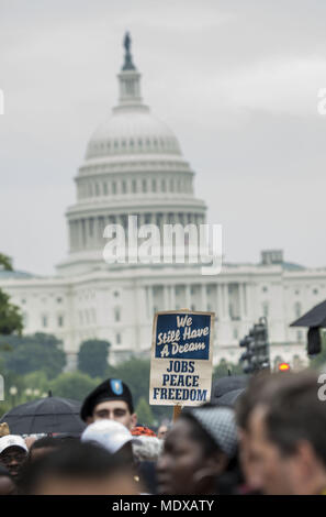 Washingon, Distretto di Columbia, Stati Uniti d'America. 28 Agosto, 2013. Demonstators a piedi verso il Lincoln Memorial durante il cinquantesimo anniversario del dottor Martin Luther King Jr. "Ho un sogno" il discorso e la marzo su Washington per i posti di lavoro e di libertà il 28 agosto 2013. Credito: credito: /ZUMA filo/Alamy Live News Foto Stock