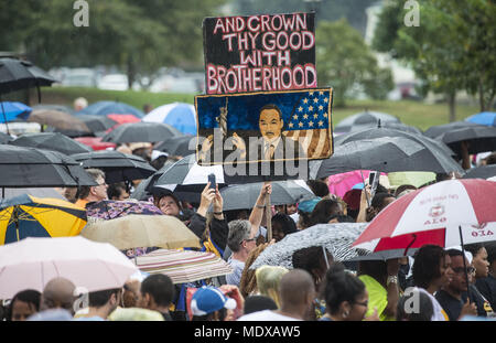 Washingon, Distretto di Columbia, Stati Uniti d'America. 28 Agosto, 2013. Demonstators a piedi verso il Lincoln Memorial durante il cinquantesimo anniversario del dottor Martin Luther King Jr. "Ho un sogno" il discorso e la marzo su Washington per i posti di lavoro e di libertà il 28 agosto 2013. Credito: credito: /ZUMA filo/Alamy Live News Foto Stock