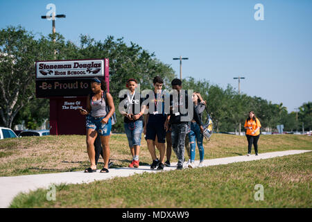 Florida, Stati Uniti d'America. Xx Aprile 2018. Gli studenti da Marjory Stoneman Douglas partecipare alla Scuola Nazionale Walkout, in onore del diciannovesimo anniversario della Colombina e a continuare la loro lotta per il controllo dell'arma. Credito: SOPA Immagini limitata/Alamy Live News Foto Stock