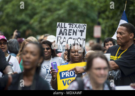 Washingon, Distretto di Columbia, Stati Uniti d'America. 28 Agosto, 2013. Demonstators a piedi verso il Lincoln Memorial durante il cinquantesimo anniversario del dottor Martin Luther King Jr. "Ho un sogno" il discorso e la marzo su Washington per i posti di lavoro e di libertà il 28 agosto 2013. Credito: credito: /ZUMA filo/Alamy Live News Foto Stock