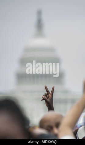 Washingon, Distretto di Columbia, Stati Uniti d'America. 28 Agosto, 2013. Demonstators a piedi verso il Lincoln Memorial durante il cinquantesimo anniversario del dottor Martin Luther King Jr. "Ho un sogno" il discorso e la marzo su Washington per i posti di lavoro e di libertà il 28 agosto 2013. Credito: credito: /ZUMA filo/Alamy Live News Foto Stock