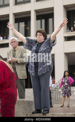 Washingon, Distretto di Columbia, Stati Uniti d'America. 28 Agosto, 2013. Demonstators a piedi verso il Lincoln Memorial durante il cinquantesimo anniversario del dottor Martin Luther King Jr. "Ho un sogno" il discorso e la marzo su Washington per i posti di lavoro e di libertà il 28 agosto 2013. Credito: credito: /ZUMA filo/Alamy Live News Foto Stock