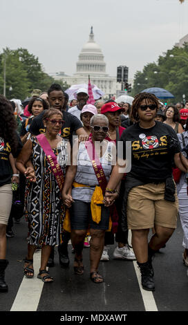 Washingon, Distretto di Columbia, Stati Uniti d'America. 28 Agosto, 2013. Demonstators a piedi verso il Lincoln Memorial durante il cinquantesimo anniversario del dottor Martin Luther King Jr. "Ho un sogno" il discorso e la marzo su Washington per i posti di lavoro e di libertà il 28 agosto 2013. Credito: credito: /ZUMA filo/Alamy Live News Foto Stock