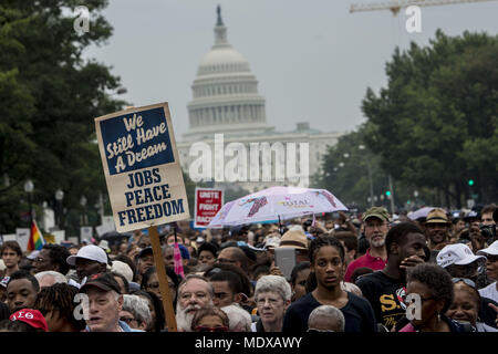 Washingon, Distretto di Columbia, Stati Uniti d'America. 28 Agosto, 2013. Demonstators a piedi verso il Lincoln Memorial durante il cinquantesimo anniversario del dottor Martin Luther King Jr. "Ho un sogno" il discorso e la marzo su Washington per i posti di lavoro e di libertà il 28 agosto 2013. Credito: credito: /ZUMA filo/Alamy Live News Foto Stock