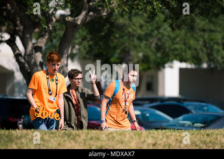 Il parco, Florida, Stati Uniti d'America. Xx Apr, 2018. Gli studenti da Marjory Stoneman Douglas partecipare alla Scuola Nazionale Walkout, in onore del diciannovesimo anniversario della Colombina e a continuare la loro lotta per il controllo dell'arma. Credito: Emilee Mcgovern/SOPA Immagini/ZUMA filo/Alamy Live News Foto Stock